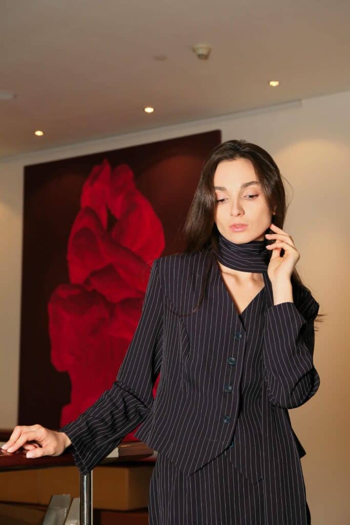 Приталенная блузка с акцентным шарфом Midnight Whisper