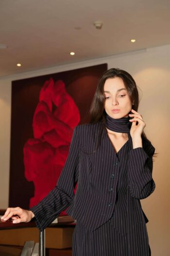 Приталенная блузка с акцентным шарфом Midnight Whisper